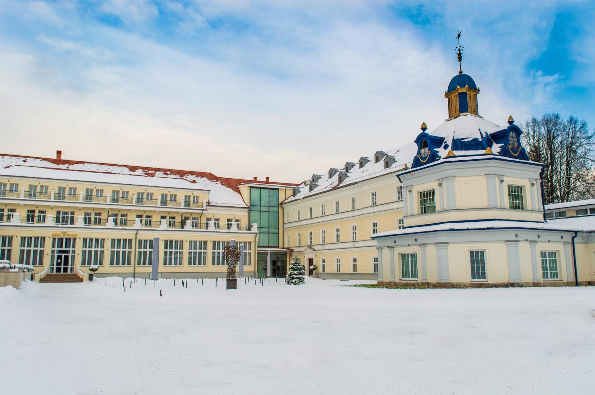Royal Palace Turcianske Teplice Exterior photo